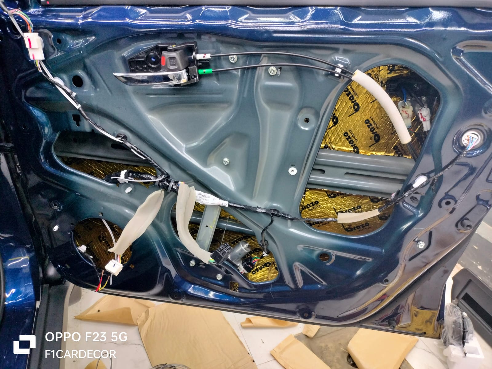 Door panel with Brazo reinforce damping